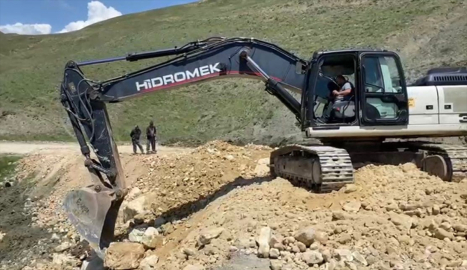 Muş&#039;ta sağanak sonrası bozulan köy yolları onarılıyor