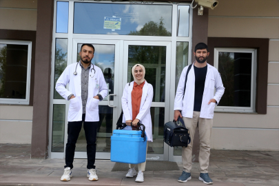 Sevgi hemşire gittiği köylerde vatandaşların gönlüne dokunuyor