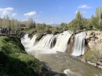Van&#039;ın Muradiye Şelalesi&#039;nde hafta sonu yoğunluğu yaşandı