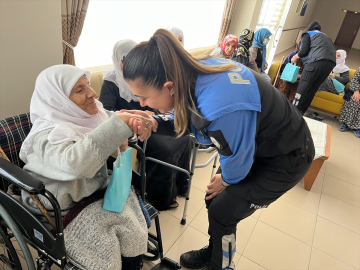 Van polisinden Anneler Günü ziyareti