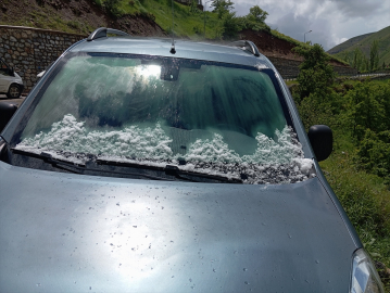 Bahçesaray'da sağanak ve dolu etkili oldu