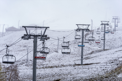 Erzurum&#039;un yüksek kesimlerinde kar ve sis etkili oldu