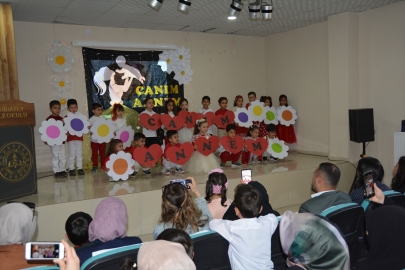 Tatvan'da minik öğrencilerden Anneler Günü etkinliği