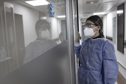 Yoğun bakım hastalarının hem hemşiresi hem de yakını oluyorlar