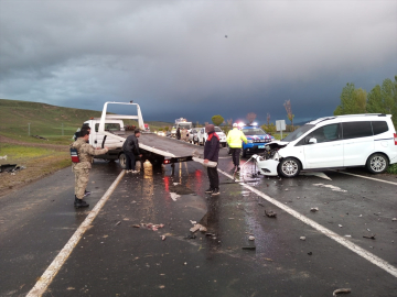 Ağrı'da otomobil ile hafif ticari aracın çarpıştığı kazada 5 kişi yaralandı