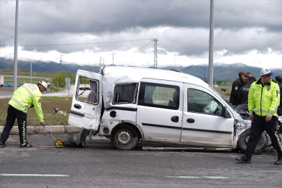 Erzurum&#039;da tır ile hafif ticari aracın karıştığı kazada 4 kişi yaralandı