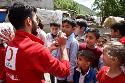 Gönüllü gençler, köylerde etkinliklerle çocuklara Türk Kızılayı tanıtıyor