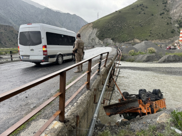 Hakkari'de köprüden dereye düşen küreme aracındaki 2 kişi yaralandı