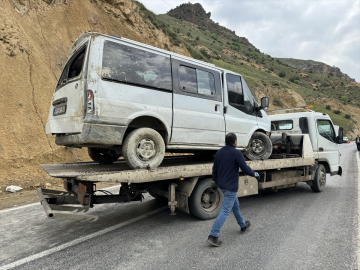 Hakkari&#039;de yamaca çarpan minibüsteki 9 kişi yaralandı