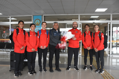 Kenya&#039;dan dönen milli atletler havalimanında çiçeklerle karşılandı