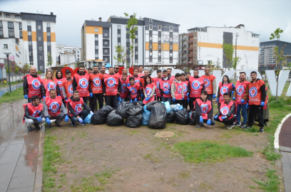 Yüksekova'da üniversite öğrencileri çevre temizliği yaptı