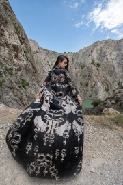 Anadolu’nun coğrafi işaretli kumaşlarıyla tasarlanan kıyafetler Karanlık Kanyon&#039;da sergilendi