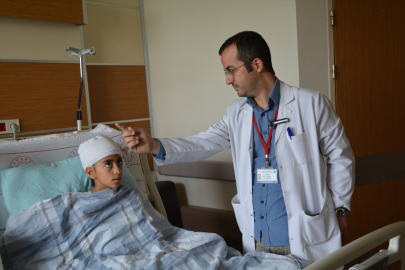 Bitlis'te beyin kanaması geçiren çocuk doktorların müdahalesiyle hayata tutundu