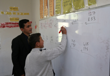 Dağ yamacındaki mezrada iki öğrencisinin eğitimi için çaba gösteriyor