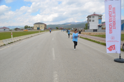 Yüksekova'da Gençlik Koşusu düzenlendi