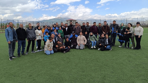 Yüksekova özel gereksinimli çocuklar uçurtma uçurdu