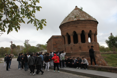11 ilden gelen öğrenciler Bitlis'in tarihi mekanlarını gezdi