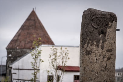 Ön Türklerden kalma 6 tonluk dikili taş Erzurum Müzesi&#039;nde sergileniyor