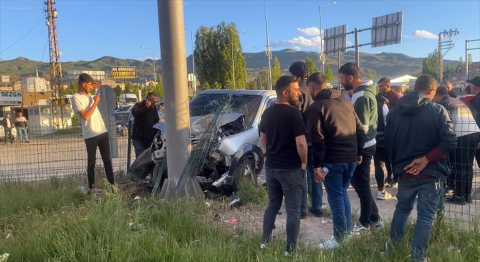 Ağrı&#039;da otomobile ve trafik levhasına çarpan hafif ticari araçtaki 4 kişi yaralandı