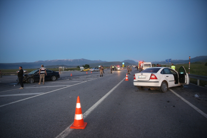 Muş&#039;ta 2 otomobilin çarpışması sonucu 3 kişi öldü, 5 kişi yaralandı