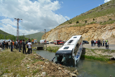 Bitlis&#039;te yolcu otobüsünün dereye düşmesi sonucu 7 kişi yaralandı