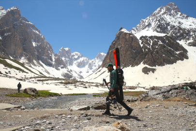 Cilo Dağlarının eteğinde mayıs ortasında kayak yaptılar