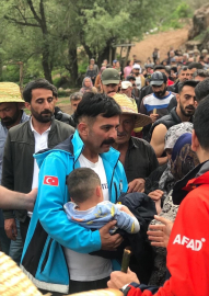 Hakkari&#039;de kaybolan çocuk arazide uyurken bulundu