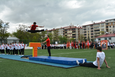 Tatvan'da 19 Mayıs Atatürk'ü Anma, Gençlik ve Spor Bayramı kutlandı