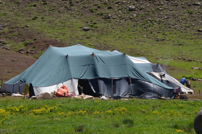 Göçerlerin çevre illerden Muş&#039;taki yaylalara yolculuğu sürüyor