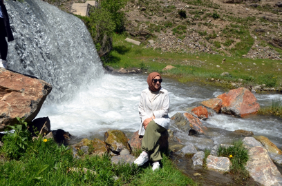 Muş'da doğaseverler Çar Çayı Şelalesi'nin aktığı bölgeyi gezdi