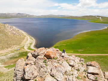 Van&#039;daki yeşille mavinin buluştuğu Keşiş Gölü&#039;nün çevresinde doğa yürüyüşü