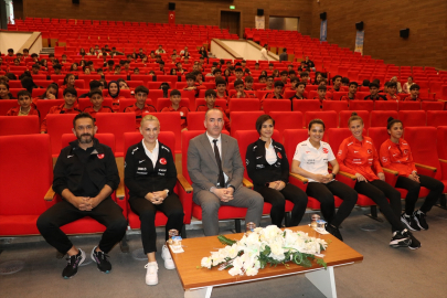 A Milli Kadın Futbol Takımı, Erzincan'da üniversite öğrencileriyle buluştu