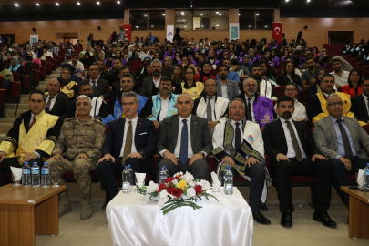 Ağrı&#039;da üniversite öğrencileri mezuniyet sevinci yaşadı