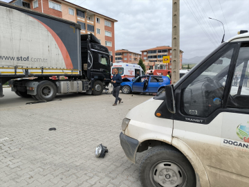 Doğanşehir&#039;de tırla otomobil çarpıştığı kazada 1 kişi yaralandı