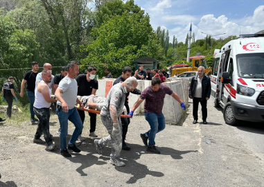 Erzurum'da un yüklü kamyon şarampole devrildi, 1 kişi öldü, 1 kişi yaralandı
