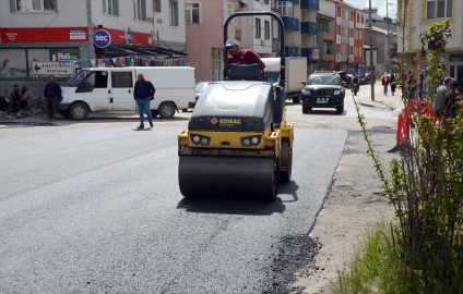 Sarıkamış'ta kışın bozulan yollar yeniden asfaltlanıyor