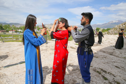 Urartu kostümleriyle Van Kalesi'nde tiyatro oyunu sahnelediler