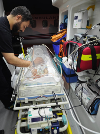 Van&#039;da damarlarında daralma olan 2 bebek ambulans uçakla İstanbul&#039;a sevk edildi