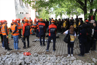 Ağrı&#039;da AFAD ekipleri öğretmen ve öğrencilere arama kurtarma eğitimi veriyor