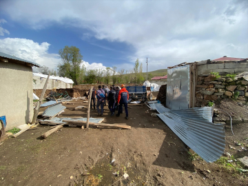 Ağrı'da fırtına nedeniyle 5 evin çatısı zarar gördü