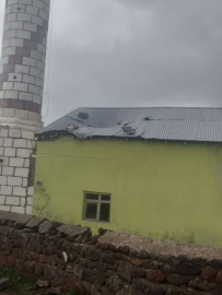 Kars&#039;ta yıldırımın isabet ettiği caminin minaresinin bir bölümü yıkıldı