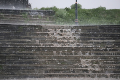 Ağrı&#039;da dolu ve sağanak, Kars&#039;ta ise sağanak etkili oldu