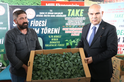 Ağrı&#039;da 500 çiftçiye domates, salatalık ve biber fideleri verildi