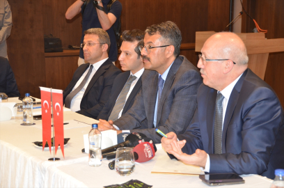 Ticaret Bakan Yardımcısı Uçarmak, Hakkari&#039;de STK temsilcileriyle bir araya geldi