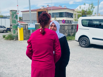 Ağrılı anne ile engelli kızı 4 yıl sonra Kızılay&#039;ın girişimiyle buluştu