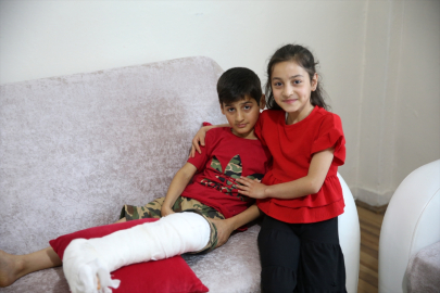 Muş&#039;ta sahipsiz köpeğin saldırısından kaçarken kaval kemiği kırılan çocuk ameliyat edildi