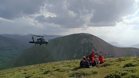 Tunceli&#039;de mantar toplarken yaralanan kadın askeri helikopterle hastaneye ulaştırıldı