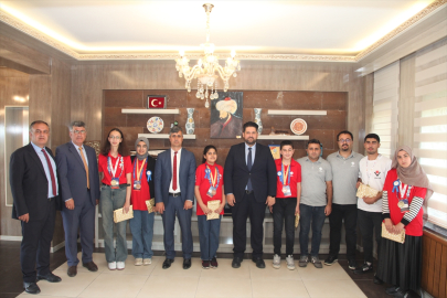 Ahlat Belediye Başkanı Gülmez, TÜBİTAK yarışmasında derece alan öğrencileri kabul etti