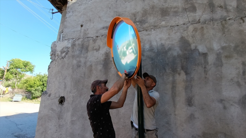 Çemişgezek&#039;te kazalarının önlenmesi için kırık trafik aynaları yenilendi