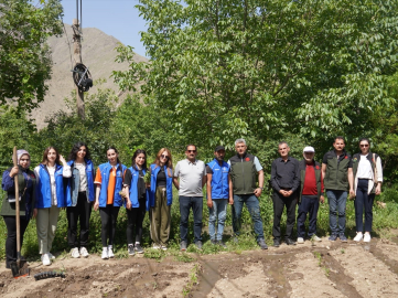 Hakkarili fotoğraf eğitmeni sebze ve meyve yetiştirdiği bahçesini öğrencilere açtı